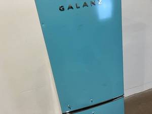 lot 61 image: Galanz 7.4 cu ft. Blue Retro Bottom Mount Refrigerator & Freezer with Adjustable Mechanical Thermostat