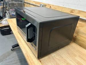 lot 70 image: TOSHIBA ML2-EM62P(SS) Large Countertop Microwave