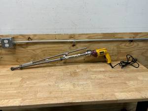 lot 42 image: DEWALT 2,500 rpm VSR Positive-Clutch Screw Gun with Threaded Clutch Housing