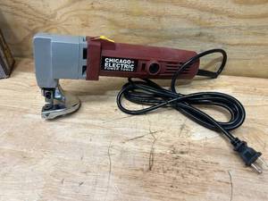 lot 18 image: CHICAGO ELECTRIC 3.5 Amp, 18 gauge Metal Shears