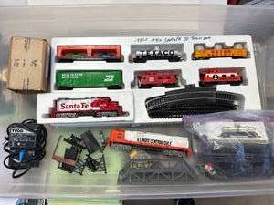 lot 22 image: 1980�s Santa Fe Train Set