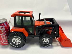 lot 26 image: Nylint Tractor with Scoop