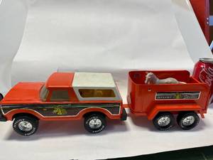 lot 27 image: Nylint Stables Bronco, Trailer, & Horse 17 Inch