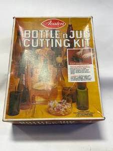 lot 32 image: Avalon Battle Jug Cutting Kit