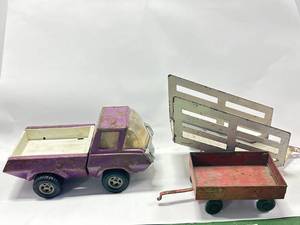 lot 65 image: Tonka Vehicle & 2 Metal Trailers