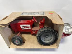 lot 101 image: Hardware Hank 1 of 5000 Ertl Tractor