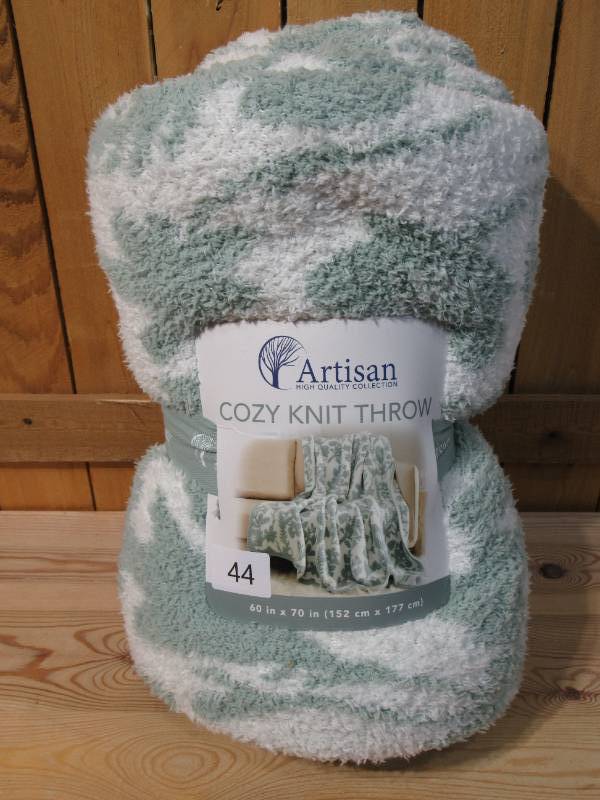 lot 1 image: Artisan Cozy Knit Throw  GreenWhite
