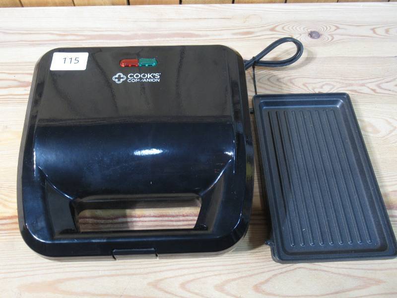 lot 115 image: Cooks Companion 750W Waffle Maker & Panini Press w Plates  Black