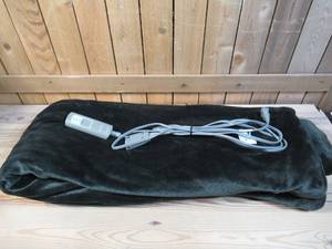 lot 169 image: Sunbeam Electric Microplush Heated Throw  Dark Green
