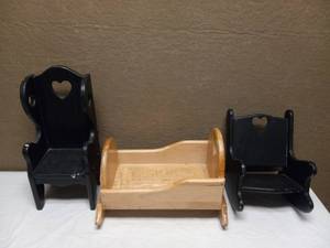 lot 34 image: HEIRLOOM QUALITY KNOTTY WOODEN DOLL SET