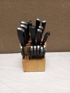 lot 39 image: CUISINART KNIFE SET