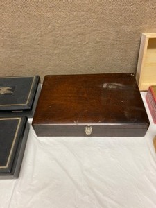 lot 20 image: VINTAGE CIGARS & WINE BOX