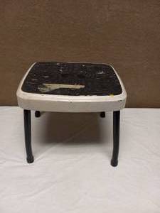 lot 46 image: COSCO STEP STOOL