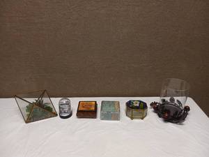 lot 47 image: ASSORTED HOME DECOR