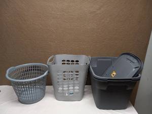 lot 51 image: 2 18 GALLON TOTES & 2 LAUNDRY BASKET