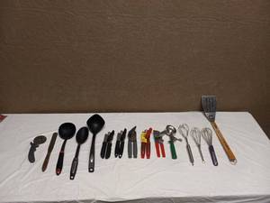 lot 61 image: ASSORTED KITCHEN ITEMS