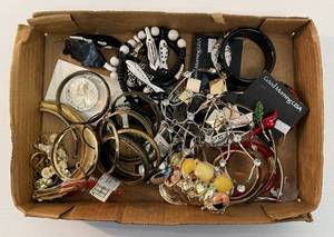 lot 106 image: Group Of Vintage Costume Jewelry