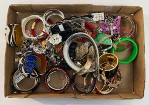 lot 108 image: Group Of Vintage Costume Jewelry