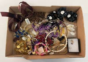 lot 89 image: Group Of Vintage Costume Jewelry