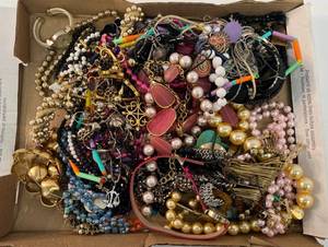 lot 91 image: Group Of Vintage Costume Jewelry
