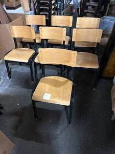 lot 4 image: Set of 7 modern stackable chairs