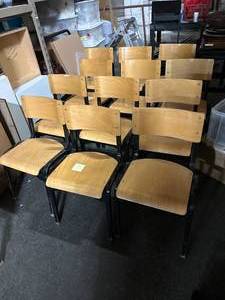 lot 5 image: Set of 12 modern stackable chairs