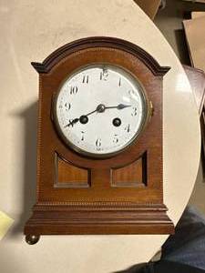 lot 11 image: Antique Mahogany Mantel Clock