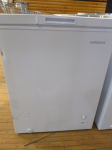 lot 5 image: New Scratch and Dent Insignia Chest Freezer