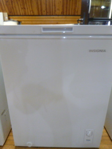 lot 7 image: New Scratch and Dent Insignia Chest Freezer