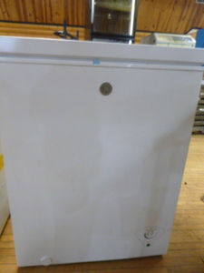 lot 8 image: New Scratch and Dent GE Chest Freezer