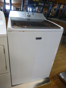 lot 9 image: Maytag Commercial Technology Bravos XL Washing Machine