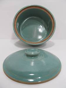 lot 10 image: Nice Vintage Mid Century Lidded Stoneware Serving Dish