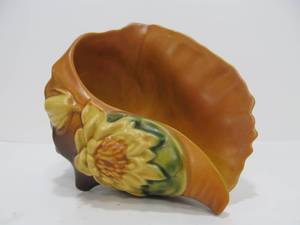 lot 28 image: Beautiful Vintage Signed ROSEVILLE Art Pottery Shell PlanterVase