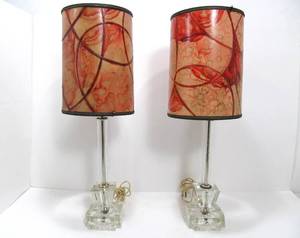 lot 42 image: Matching Pair of Mid Century TableDesk Lamps wGreat Shades
