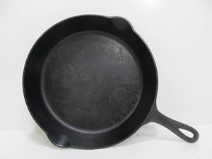 lot 46 image: GRISWOLD No. 9 Cast Iron Skillet