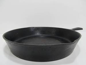 lot 47 image: Large Antique Cast Iron 12 Skillet