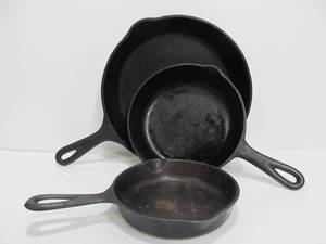 lot 50 image: 3 Old Vintage Cast Iron Skillets