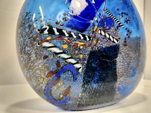 lot 79 image: Wonderful LARGE Signed Kosta Boda Sweden Art Glass Vase by Bertil Vallien