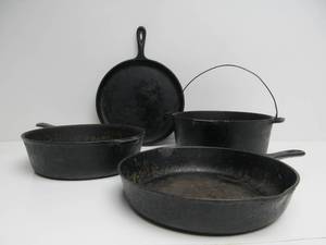lot 186 image: Nice Lot of Vintage Cast Iron Skillets etc