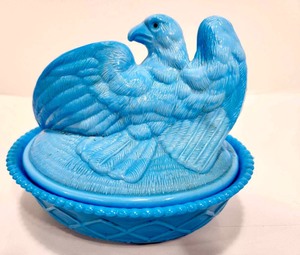 lot 80 image: Vintage Westmoreland Blue Milk Glass Eagles Nest Basket