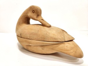 lot 83 image: Nicely Carved Vintage Wooden Duck Box