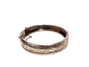 lot 93 image: Ornate Vintage Signed KIRKS Chased Sterling Silver Bracelet