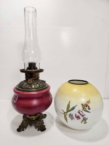 lot 98 image: Antique ROYAL Gone With The Wind Oil Lamp
