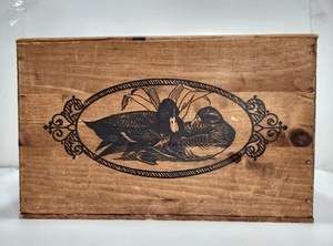 lot 139 image: Vintage 1970s Gideon Anderson Hinged Lid Wood Storage Crate wDucks