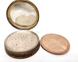 lot 140 image: Lovely Vintage 1920s Norida Embossed Brass Compact wMaiden 