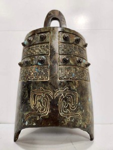 lot 141 image: Antique Chinese Archaic Bronze Bell