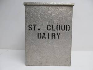 lot 207 image: Vintage SAINT CLOUD Dairy Advertising Metal Bottle Holder