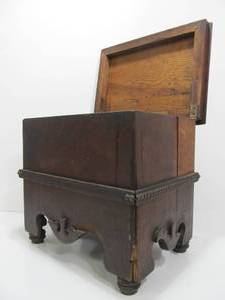 lot 103 image: Cute Antique Victorian Small Storage Chest wHinged Top