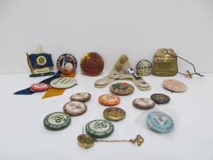 lot 116 image: Estate Lot of Old Vintage Assorted Pinbacks, Buttons etc