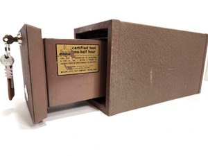 lot 252 image: Vintage Meilink HERCULES Safe wKey